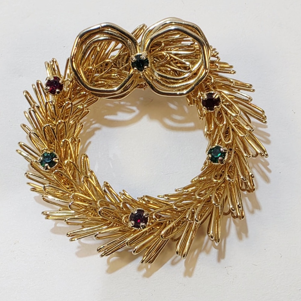 Vintage Open Work Wire Gold Tone And Rhinestone Christmas Wreath Brooch Pin